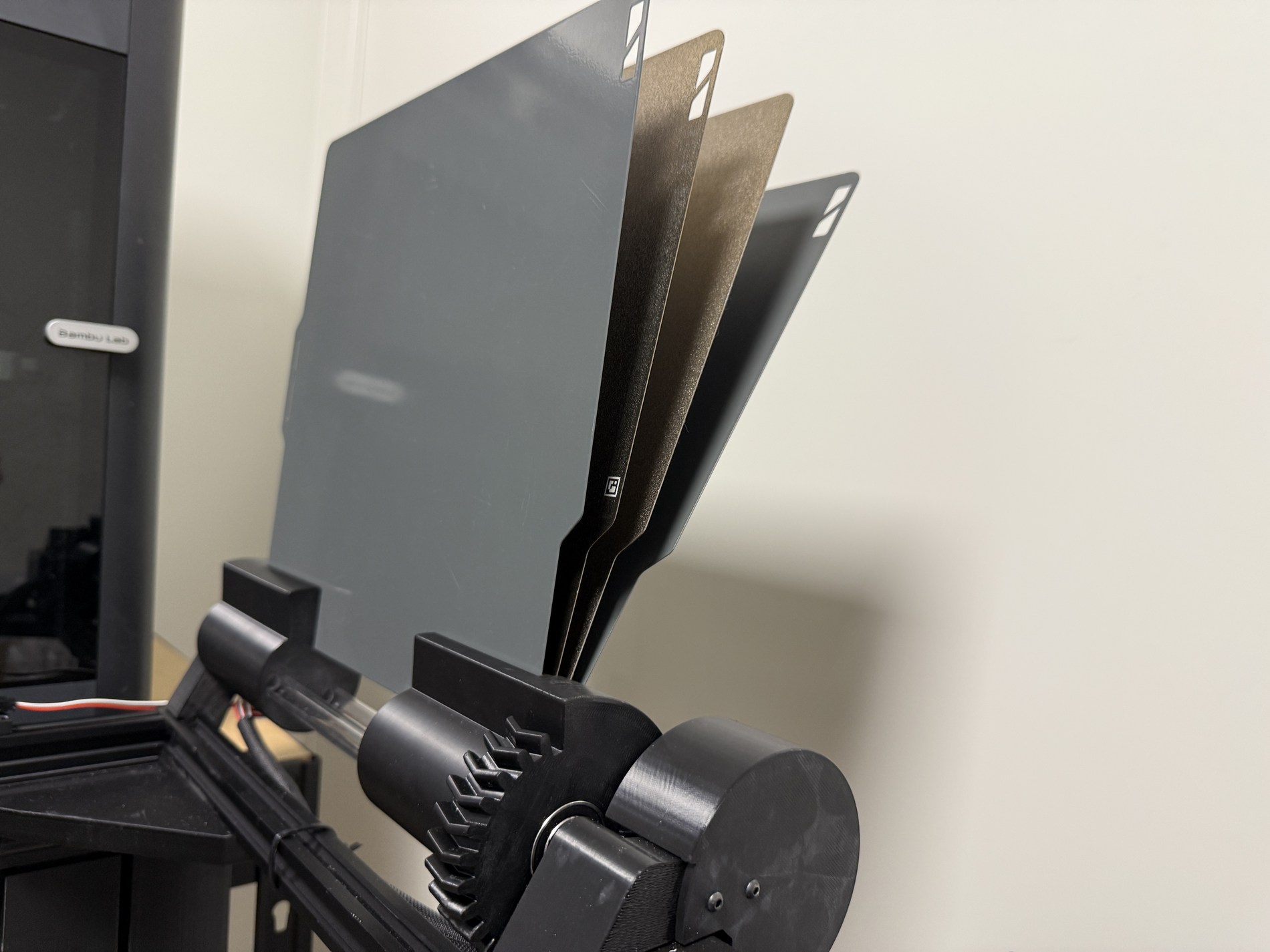 Fan-style build plate magazine