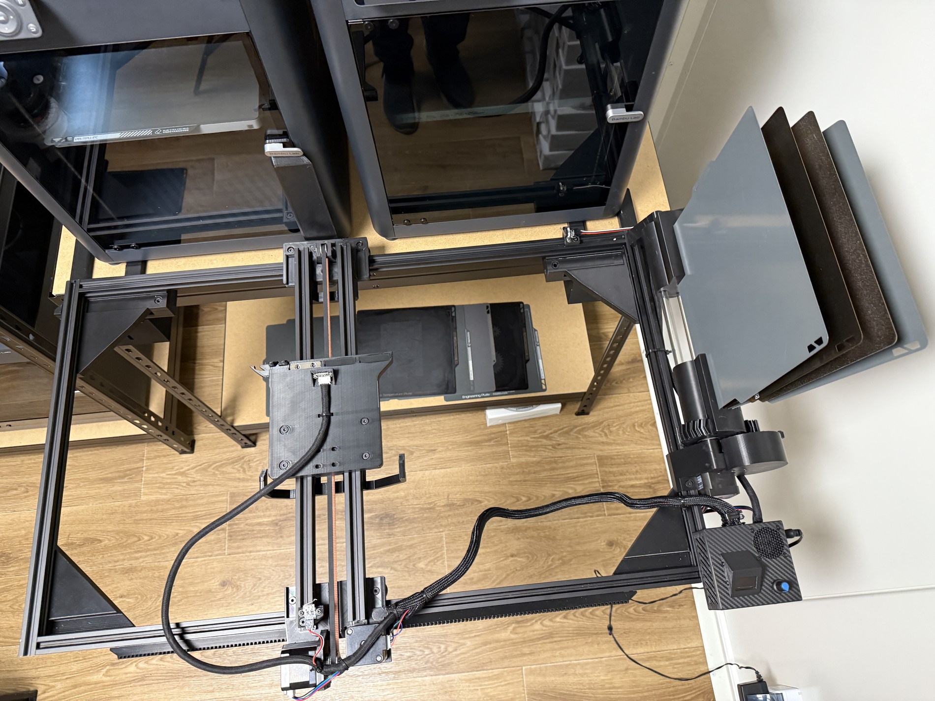 Top view of the integrated automatic plate changer